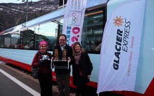  (6'000 x 4'000 px / 1,05 MB) <a href='fileadmin/user_upload/The_olympic_flame_with_Fernando_Lehner__CEO_MGBahn__and_Annemarie_Meyer__CEO_Glacier_Express_AG_.jpg' download class='dlink'>Download Link</a>